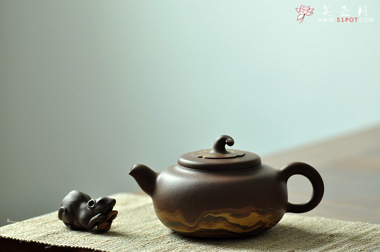 紫砂壶图片：国工师闵祥君近作 通透绞泥 大气厚重 大茄段  - 美壶网