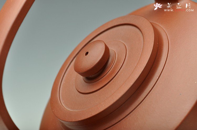 紫砂壶图片：曲峰秋冬新作 国宝器形之提璧 形神兼备 气韵流畅 老红皮龙仅此一件 - 美壶网