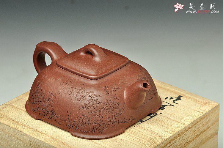 紫砂壶图片：邵雪群精心装饰通景山水  全手福临四方 温润敦厚 - 美壶网