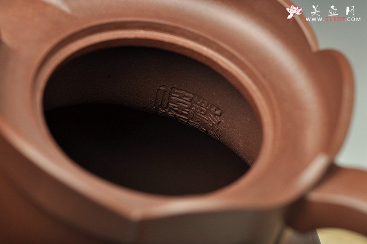 紫砂壶图片：挺拔俊秀  全手莲花僧帽 精工佳作 嵌盖 - 美壶网