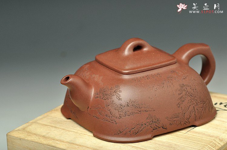 紫砂壶图片：邵雪群精心装饰通景山水  全手福临四方 温润敦厚 - 美壶网