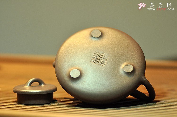 紫砂壶图片：挺拔俊秀 经典耐品 茶盘尤物~ 紫茄泥全手子冶石瓢 - 美壶网