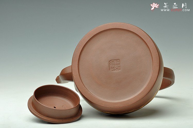 紫砂壶图片：闵祥君癸巳年扛鼎之作 全手超大品大彬提梁 通透绞泥之行云流水 动感十足 - 美壶网