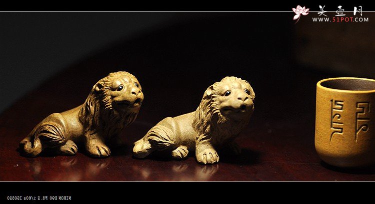 紫砂壶图片：段泥仿民国小狮子 神态生动 左侧为两周泡养效果~ - 美壶网