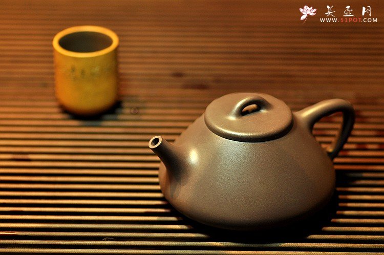 紫砂壶图片：挺拔俊秀 经典耐品 茶盘尤物~ 紫茄泥全手子冶石瓢 - 美壶网