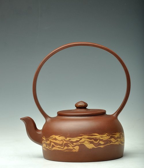 闵祥君紫砂壶 闵祥君癸巳年扛鼎之作 全手超大品大彬提梁 通透绞泥之行云流水 动感十足 原矿紫泥