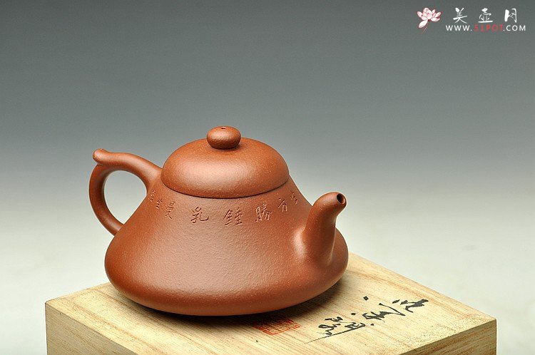 紫砂壶图片：古朴韵雅 张听刚装饰 全手曼生石础 梨皮紫泥 - 美壶网