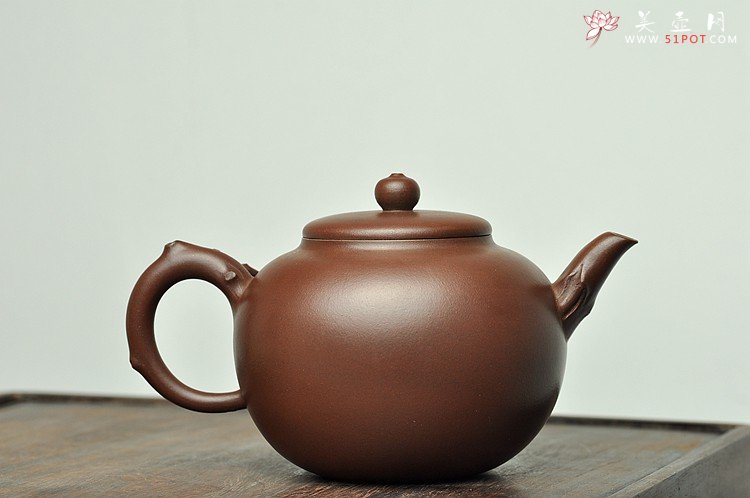 紫砂壶图片：经典作品 刚正挺拔 全手 傲骨寒梅姊妹壶 梅花香自苦寒来 - 美壶网