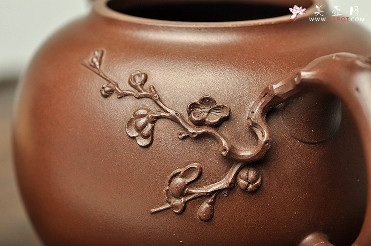 紫砂壶图片：经典作品 刚正挺拔 一捺底 全手傲骨寒梅却有一团和气 - 美壶网