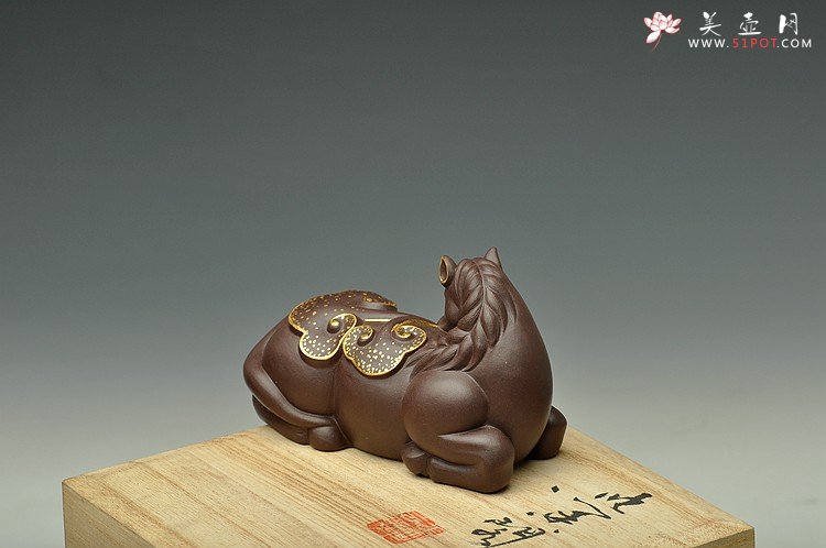 紫砂壶图片：如意宝骏 做工精致 描真金 传神~ - 美壶网