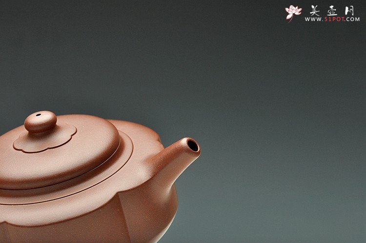 紫砂壶图片：苍劲刚遒 造型端庄大方 储俊伟精心之作 梅花周盘 5号井底槽青 - 美壶网