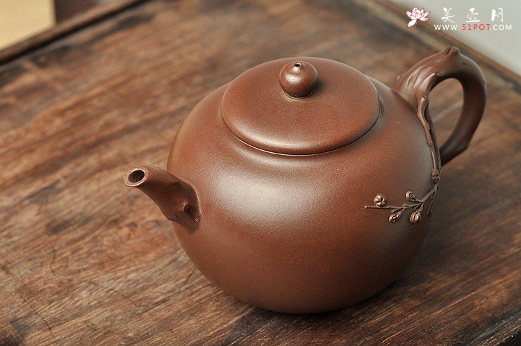 紫砂壶图片：经典作品 刚正挺拔 全手 傲骨寒梅姊妹壶 梅花香自苦寒来 - 美壶网