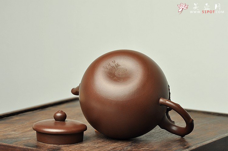 紫砂壶图片：经典作品 刚正挺拔 一捺底 全手傲骨寒梅却有一团和气 - 美壶网