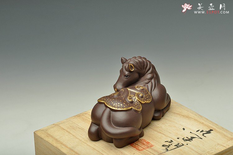 紫砂壶图片：如意宝骏 做工精致 描真金 传神~ - 美壶网