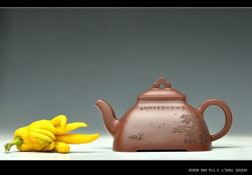 何卫枫紫砂壶 何卫枫新品 刚正挺拔 助工袁德波装饰通景山水 全手孤棱 原矿底槽清