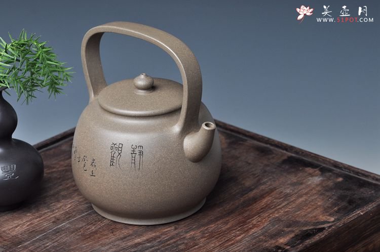 紫砂壶图片：邵家俊扛鼎之作 浑然天成  全手散氏提梁 国助和石精刻 - 美壶网