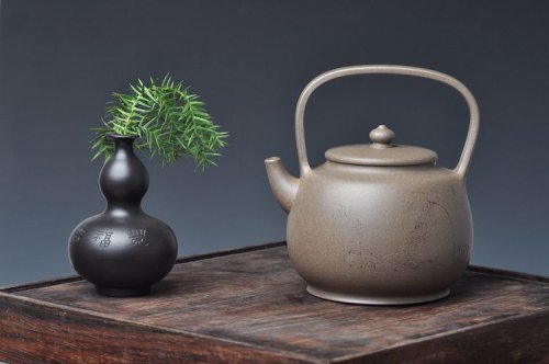 邵家俊紫砂壶 邵家俊扛鼎之作 浑然天成  全手散氏提梁 国助和石精刻 青灰泥