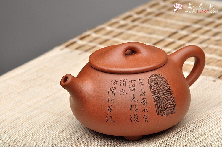 紫砂壶图片：啄砂装饰 古色古香 优质红皮龙 舍瓢 敦厚拙朴 - 美壶网