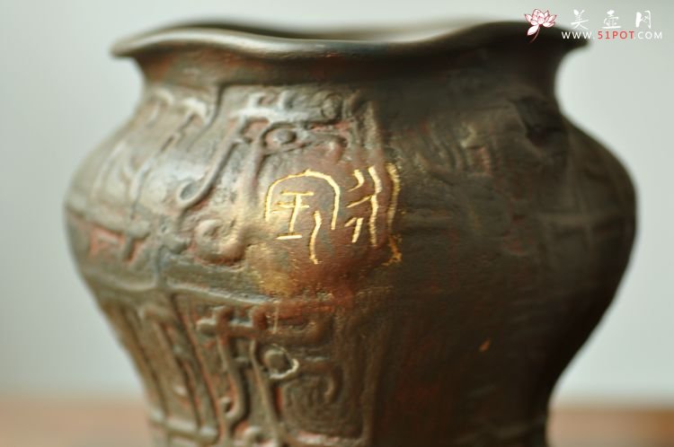 紫砂壶图片：全手玩砂之宝鼎 古朴典雅 - 美壶网