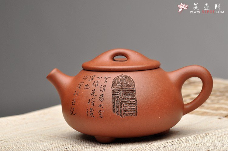 紫砂壶图片：啄砂装饰 古色古香 优质红皮龙 舍瓢 敦厚拙朴 - 美壶网