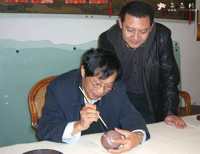 紫砂壶图片：王建源、王宝鹏联袂装饰 黄玲玲执刀 瞿斌全手新品 君缘 文人壶 - 美壶网