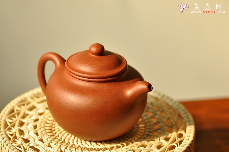 紫砂壶图片：极易泡养红皮龙 全手红莲 清秀婉约 进步明显 - 美壶网