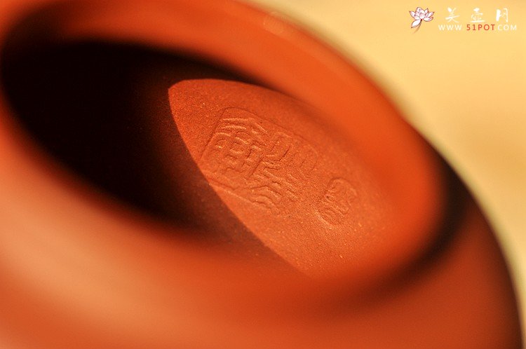 紫砂壶图片：极易泡养红皮龙 全手红莲 清秀婉约 进步明显 - 美壶网