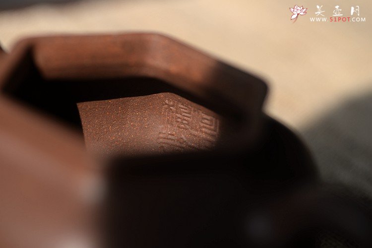 紫砂壶图片：何卫枫最新力作 锦囊佳器 方中寓圆 全手六角莲子 - 美壶网