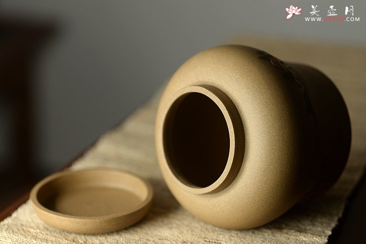 紫砂壶图片：美壶定制 泥绘通景山水茶叶罐  古朴典雅  - 美壶网