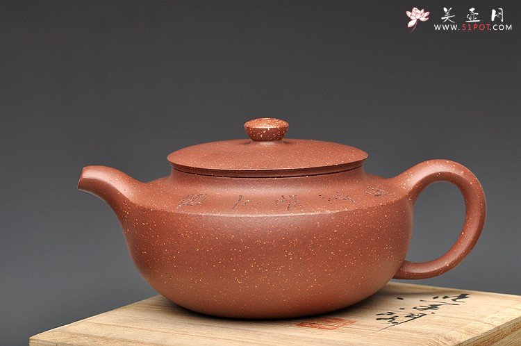 紫砂壶图片：国大师毛国强装饰 气势磅礴  全手大汉扁 收藏~ - 美壶网