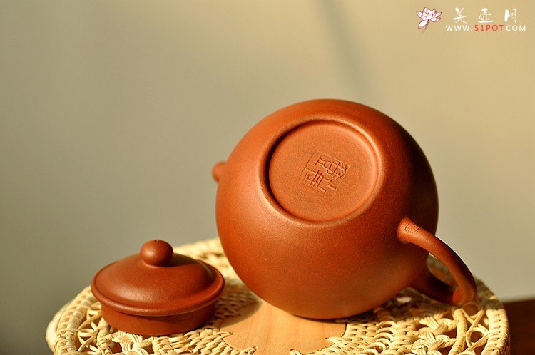 紫砂壶图片：极易泡养红皮龙 全手红莲 清秀婉约 进步明显 - 美壶网