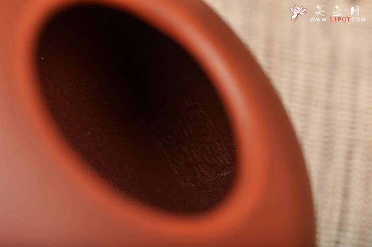 紫砂壶图片：古朴饱满 拙意十足 摹古全手大彬圆壶 江上清风山中明月 - 美壶网