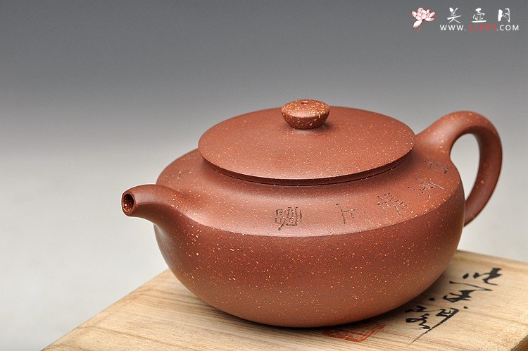 紫砂壶图片：国大师毛国强装饰 气势磅礴  全手大汉扁 收藏~ - 美壶网