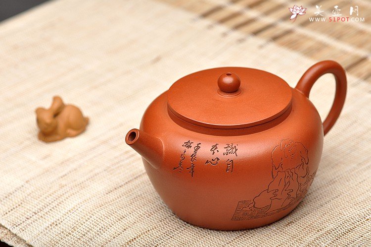紫砂壶图片：林良丰装饰 黄玲玲执刀 瞿斌文人壶系列之全手平盖莲子 清灵秀美 - 美壶网