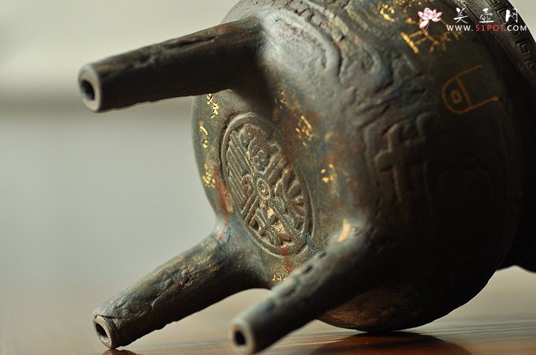 紫砂壶图片：全手玩砂之三足鼎 古朴典雅 - 美壶网