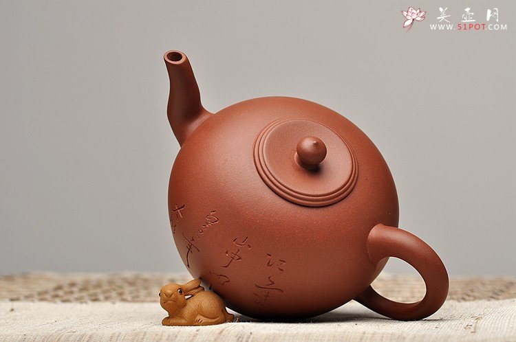 紫砂壶图片：古朴饱满 拙意十足 摹古全手大彬圆壶 江上清风山中明月 - 美壶网