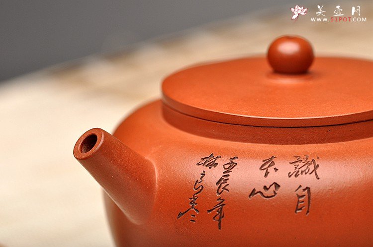 紫砂壶图片：林良丰装饰 黄玲玲执刀 瞿斌文人壶系列之全手平盖莲子 清灵秀美 - 美壶网