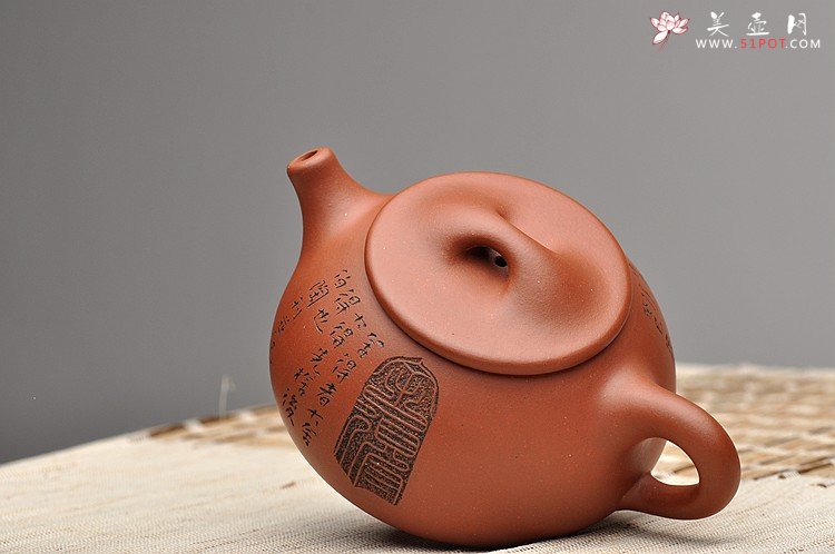 紫砂壶图片：啄砂装饰 古色古香 优质红皮龙 舍瓢 敦厚拙朴 - 美壶网