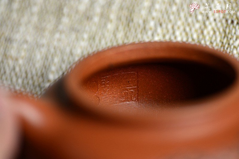 紫砂壶图片：优质降坡泥 颇有玩味~ 全手浮雕仿古 器形端庄 - 美壶网