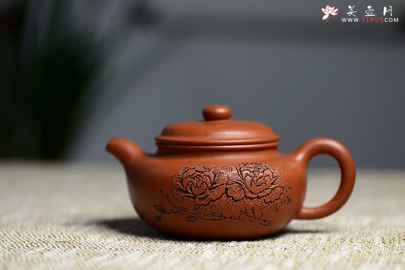 紫砂壶图片：优质降坡泥 颇有玩味~ 全手浮雕仿古 器形端庄 - 美壶网