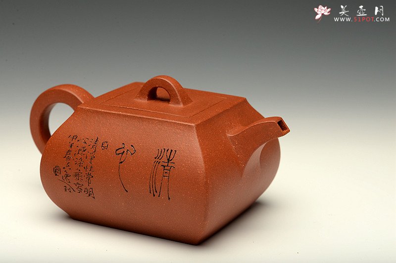 紫砂壶图片：线条挺拔 方圆相容 全手四方鼓腹 陆轶舟装饰   - 美壶网