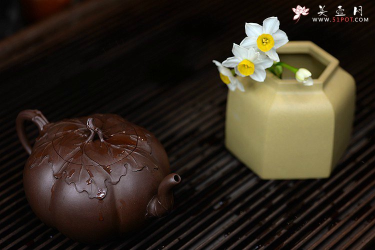 紫砂壶图片：顾正芳甲午年新作 薄胎筋囊花器 饱满挺拔 线条优美 全手工六瓣南瓜 - 美壶网