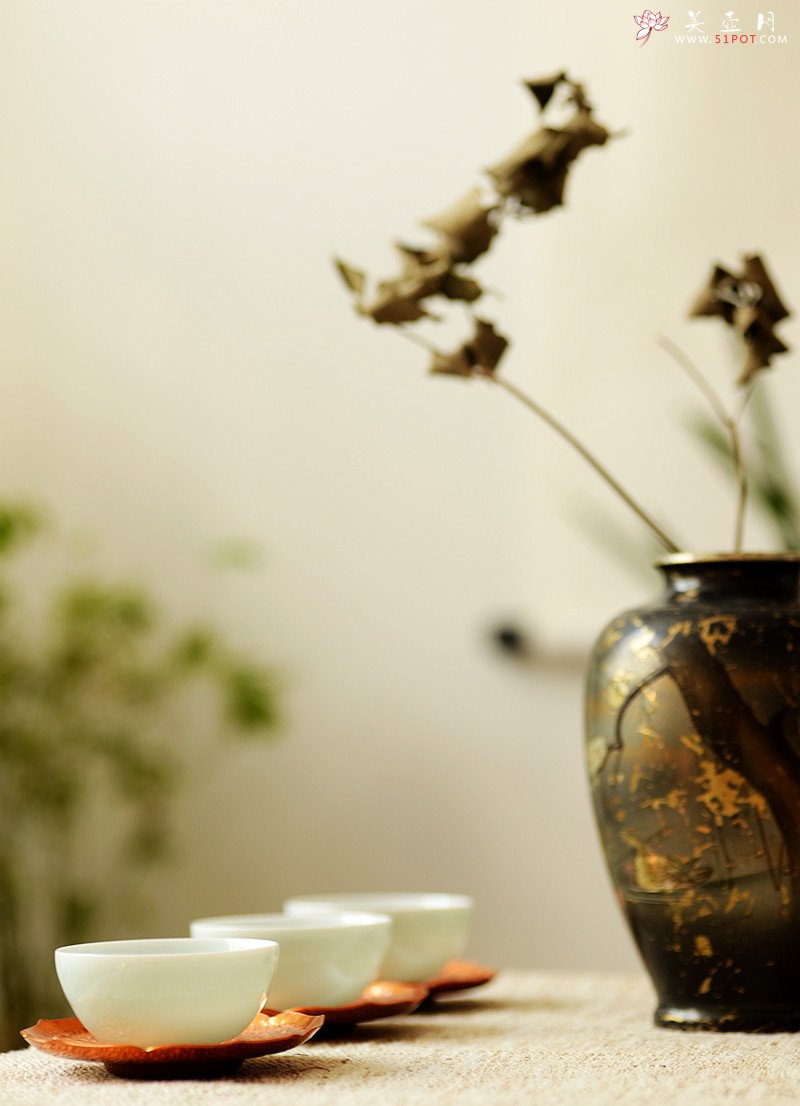 紫砂壶图片：美壶特惠一套 景德镇手工浅雕杯+福建手工制作莲花铜杯托~ **必备数量有限o(∩_∩)o  - 美壶网