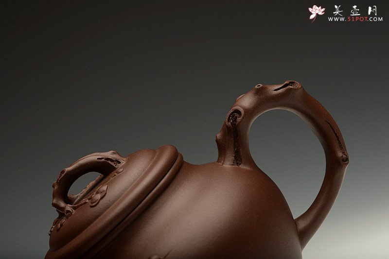 紫砂壶图片：经典传统 梅报春 气宇轩昂 贴叶精彩 - 美壶网