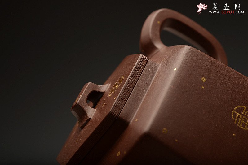 紫砂壶图片：何卫枫新作 稳重大气 精工 全手聚福六方 - 美壶网