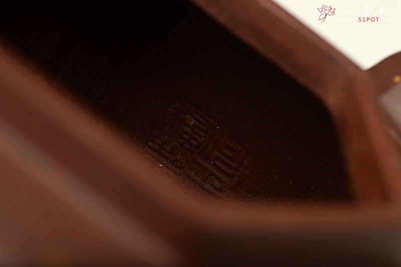 紫砂壶图片：何卫枫新作 稳重大气 精工 全手聚福六方 - 美壶网