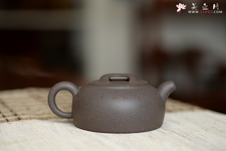 紫砂壶图片：经典不传统 全手圆踪 文气小壶 刘世涛自撰壶铭~ - 美壶网