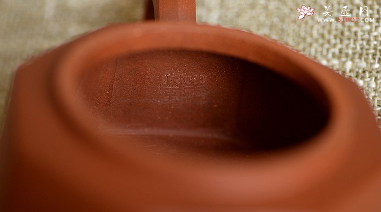 紫砂壶图片：唐文新作 稳重大气   全手八方柱础 - 美壶网