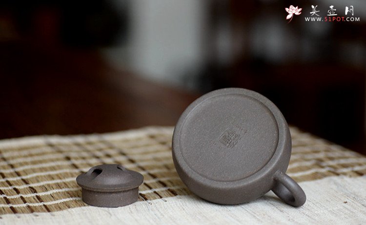 紫砂壶图片：经典不传统 全手圆踪 文气小壶 刘世涛自撰壶铭~ - 美壶网