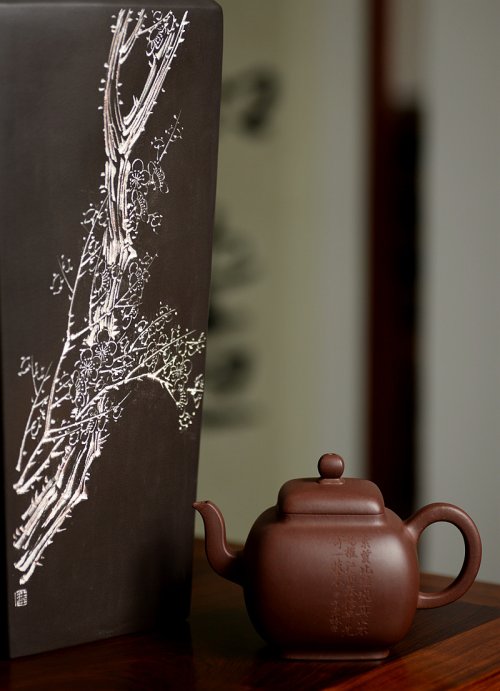 何卫枫紫砂壶 何卫枫最新力作 高工陈宏林精心装饰 全手鸣远四方 端庄俊秀 原矿底槽清